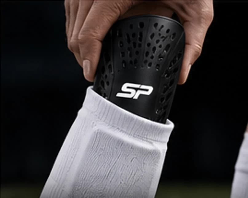 SP SHIN PROTECT förs in i SOCKPOCKET-fickan